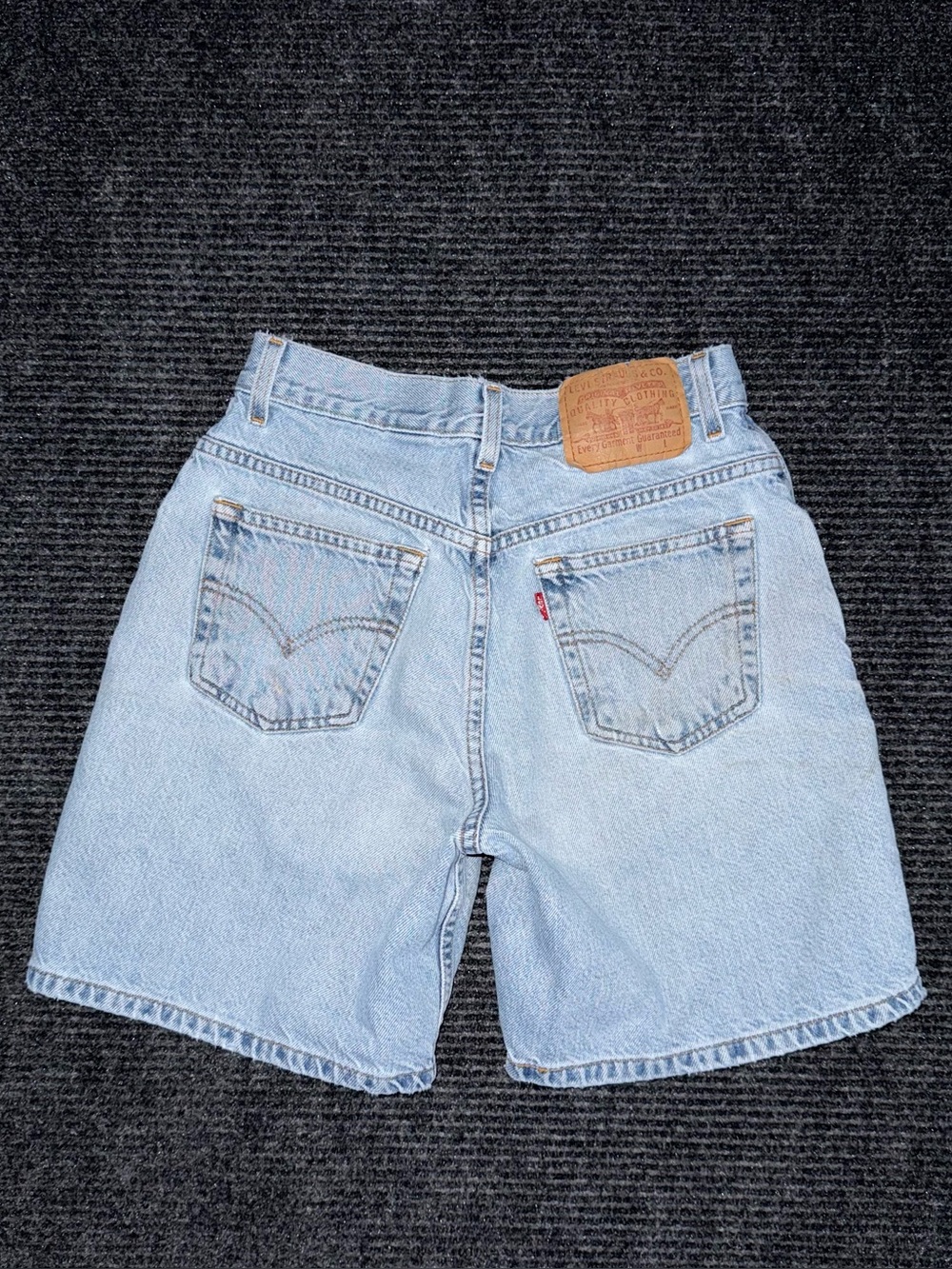 Vintage Levis Relaxed Fit Denim Mid Thigh Shorts Distressed Light Wash Sz 5 / 25
